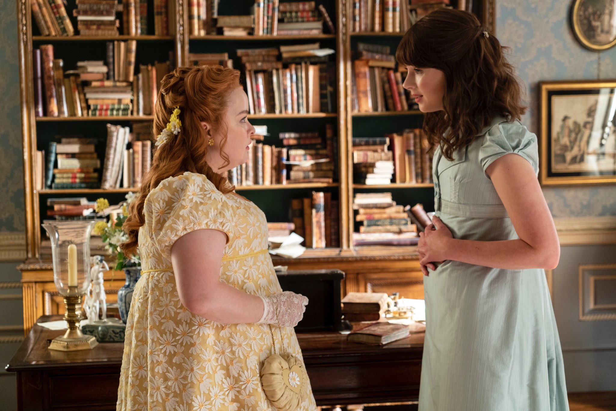 Eloise e Penelope estão de volta em foto da 4ª temporada de Bridgerton