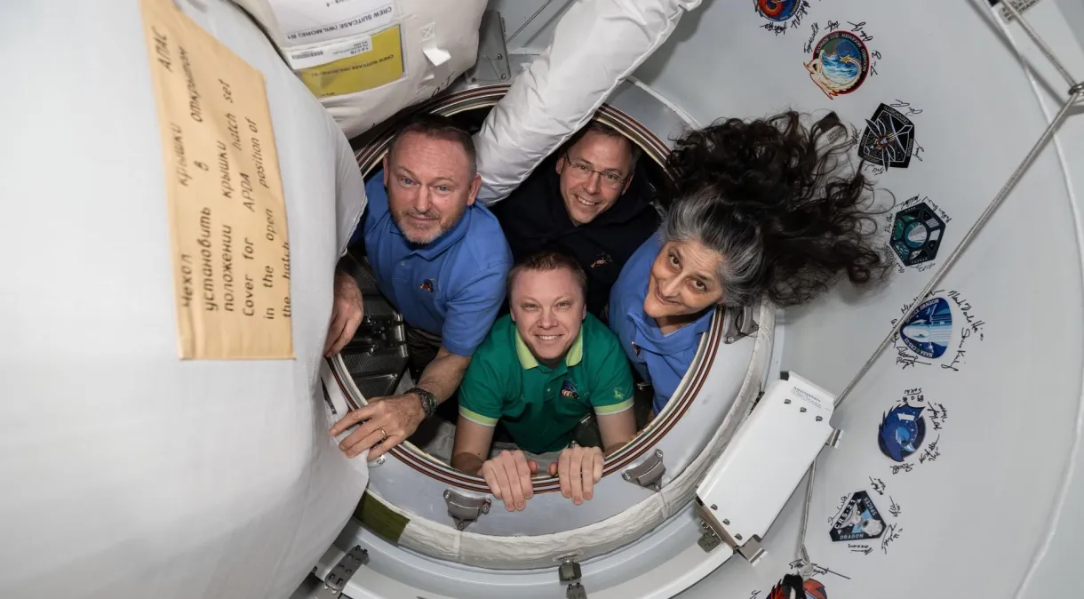 Nasa transmite retorno dos astronautas presos no espaço nesta segunda