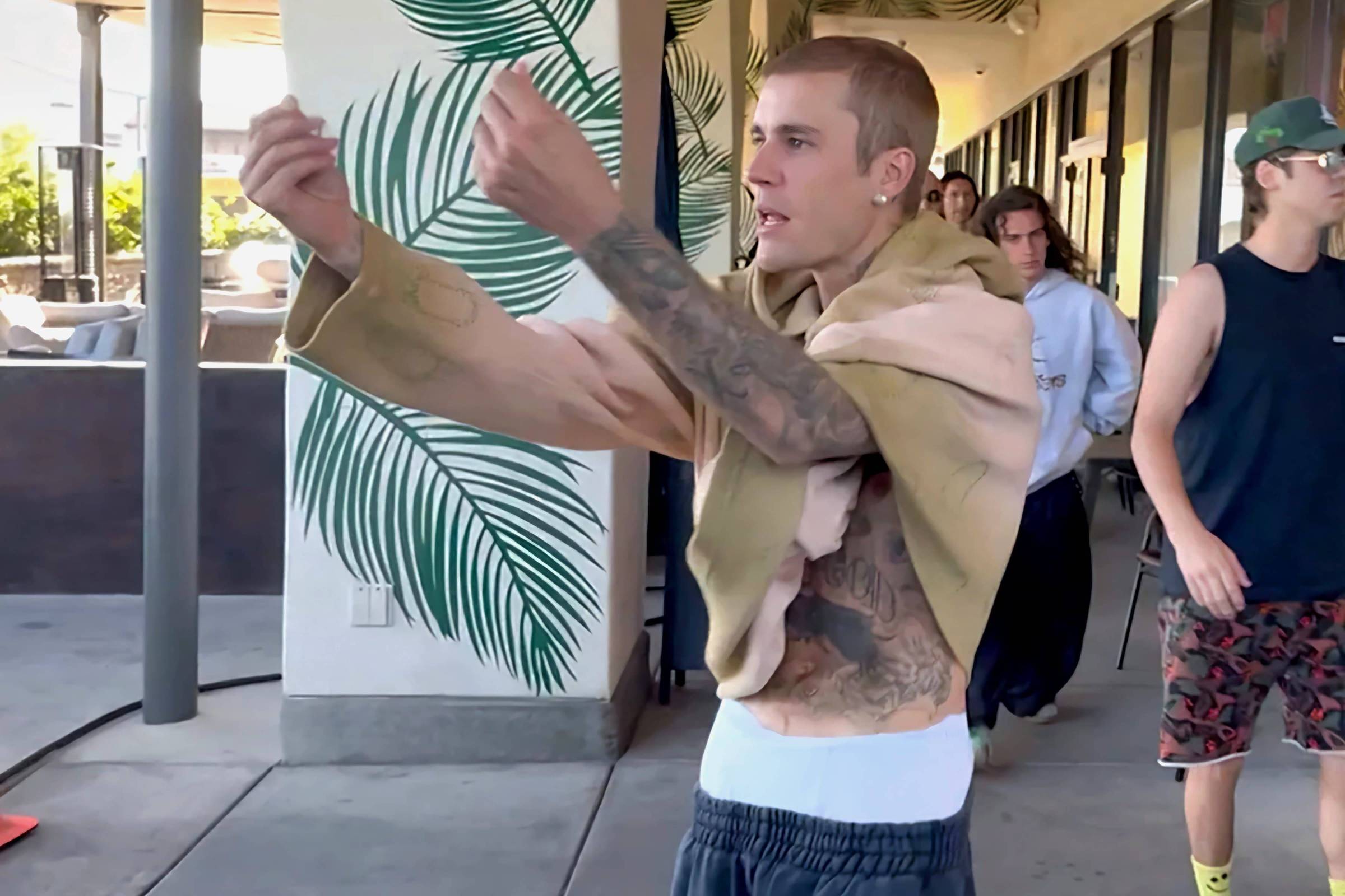 Justin Bieber xinga paparazzi de ‘babaca’ na Califórnia; VEJA