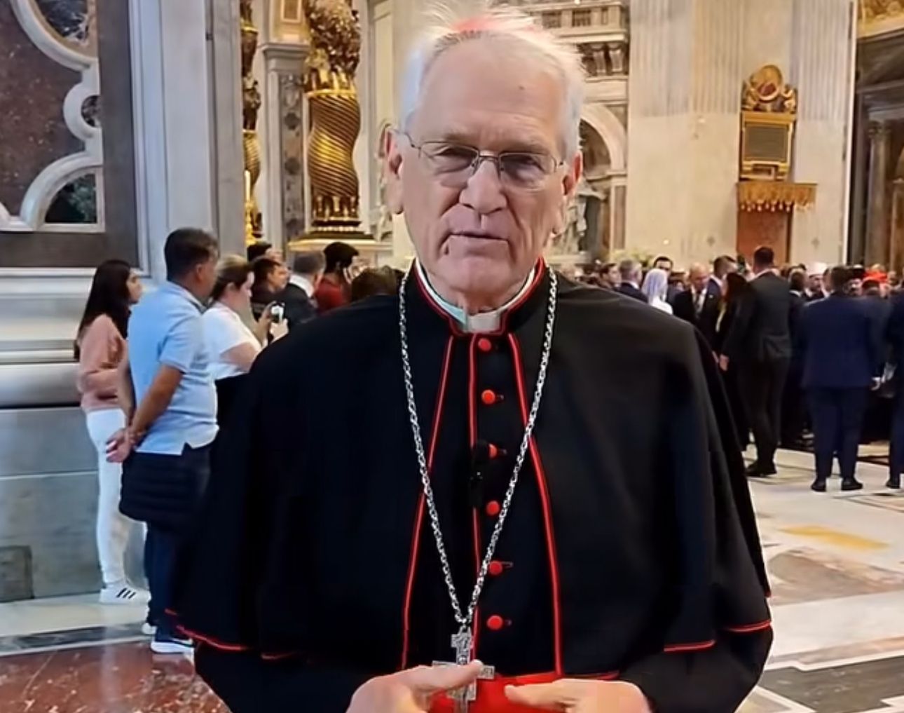 Cardeal da Amazônia chega ao Vaticano para participar de funeral do papa Francisco e do Conclave
