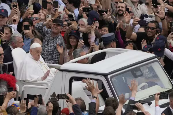 Missa de Páscoa, passeio de papamóvel, encontro com vice dos EUA: como foi último dia do papa 