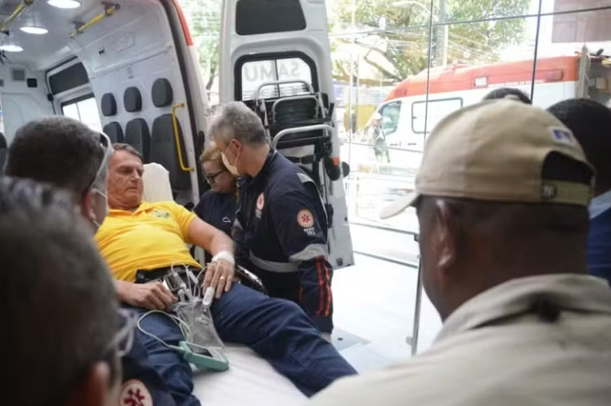 Bolsonaro passa mal e é transferido de helicóptero para hospital em Natal
