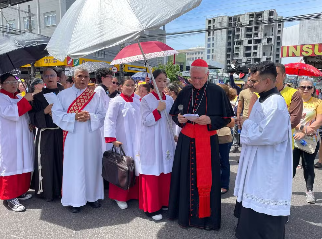 Centenas de fiéis acompanham Via Sacra no Centro de Manaus
