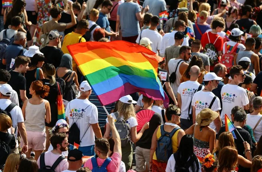 Hungria aprova emenda constitucional para proibir eventos públicos LGBTQ+