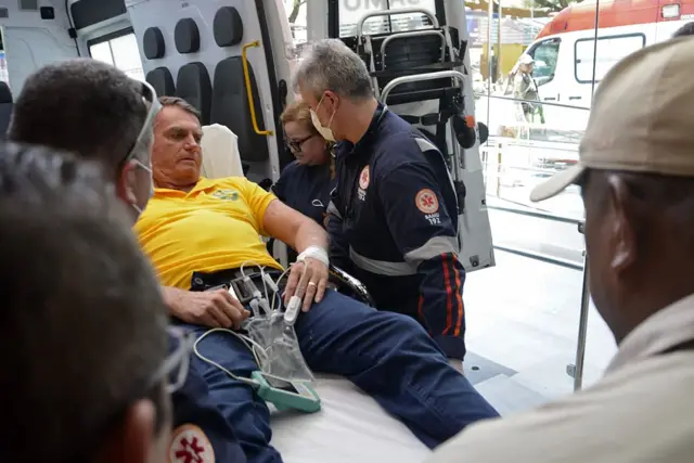 Cirurgia de Bolsonaro foi sem intercorrências e quadro do ex-presidente é estável
