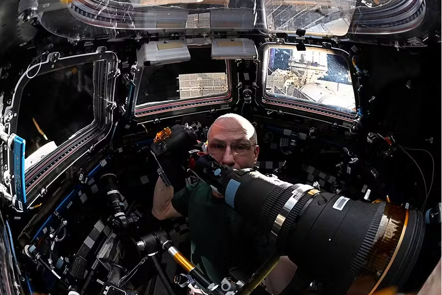 Astronauta veterano da Nasa transforma fenômenos cósmicos e terrestres em arte; veja fotos