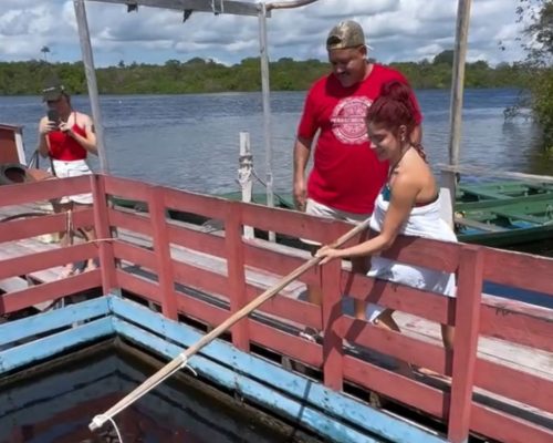 Gkay tenta pescar pirarucu durante imersão amazônica em Manaus