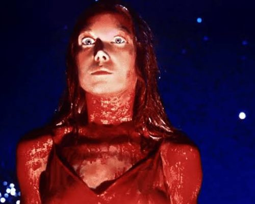 Série de Carrie: A Estranha terá atrizes de Predador: A Caçada e Grey’s Anatomy