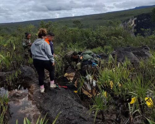 Mulher é resgatada após 4 dias com perna quebrada em montanha isolada no AM