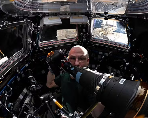Astronauta veterano da Nasa transforma fenômenos cósmicos e terrestres em arte; veja fotos