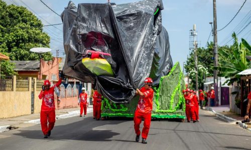 Boi Garantido inicia processo de translado das alegorias para o Festival de Parintins 2025