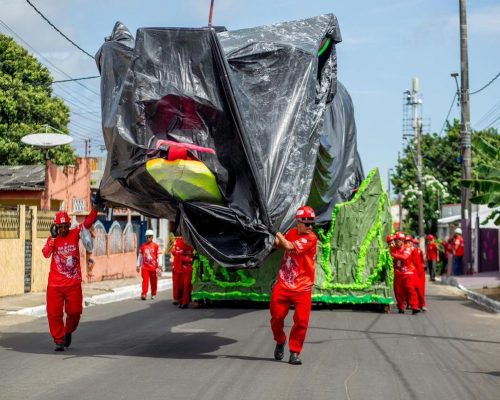 Boi Garantido inicia processo de translado das alegorias para o Festival de Parintins 2025