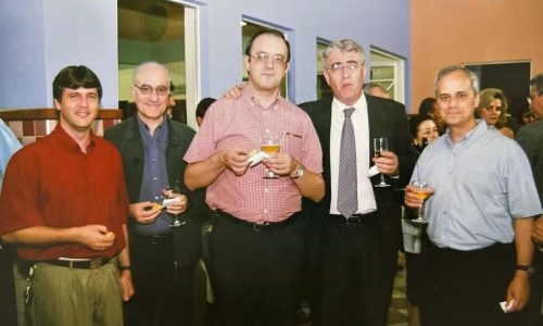 Fotos de Leão XIV no Brasil bebendo cerveja e comendo frango viraliza