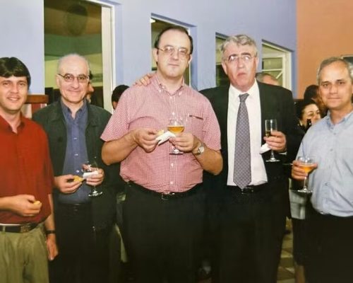 Fotos de Leão XIV no Brasil bebendo cerveja e comendo frango viraliza
