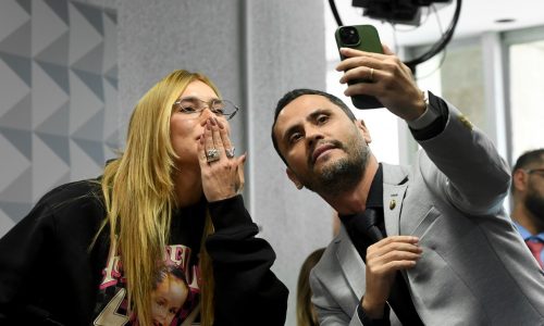 Senador pede foto a Virginia em CPI das Bets: ‘Pra minha esposa’
