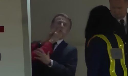 Primeira-dama da França empurra rosto de Macron em viagem ao Vietnã