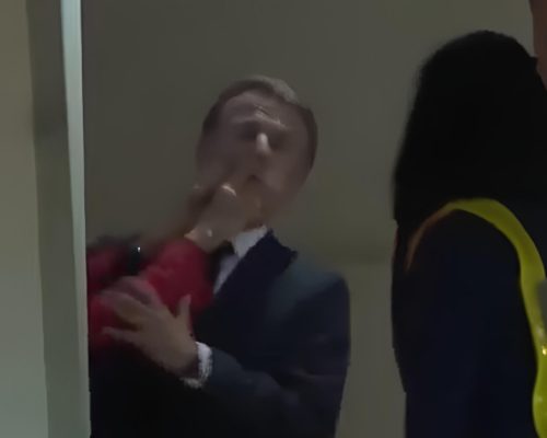 Primeira-dama da França empurra rosto de Macron em viagem ao Vietnã